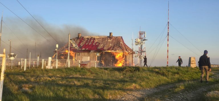 Se caută voluntari pentru refacerea Stației Meteo Vlădeasa